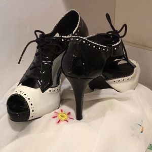 Fioni Black White open toe shoes size 7